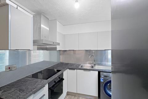 1 bedroom apartment for sale, Myatts Field Court, London, SE5