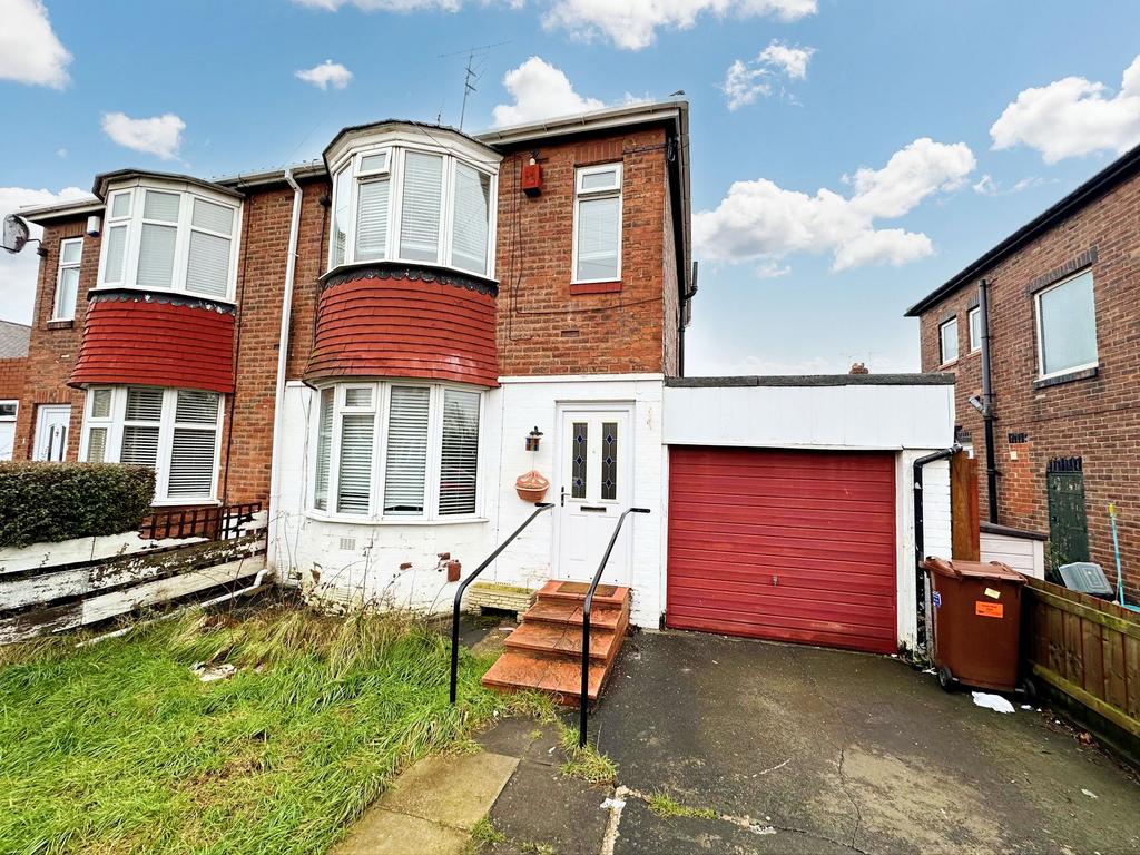 Pembroke Avenue, Walkergate... 2 bed semidetached house £130,000