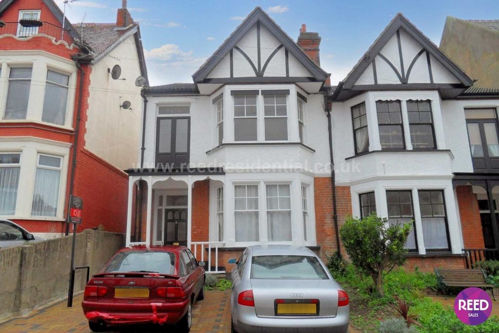 Cobham Road, Westcliff 3 bed apartment to rent £1,500 pcm (£346 pw)
