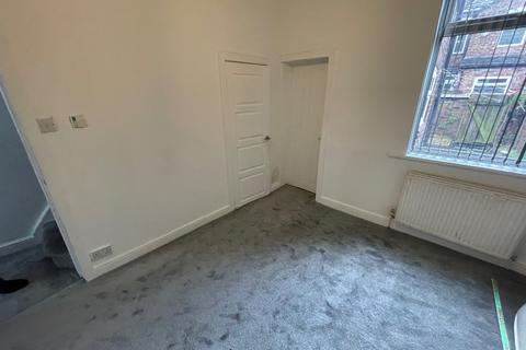 3 bedroom terraced house to rent, Manchester M19