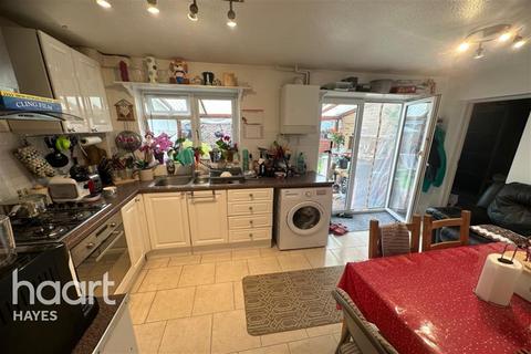 4 bedroom semi-detached house to rent, Brentford Close Hayes UB4