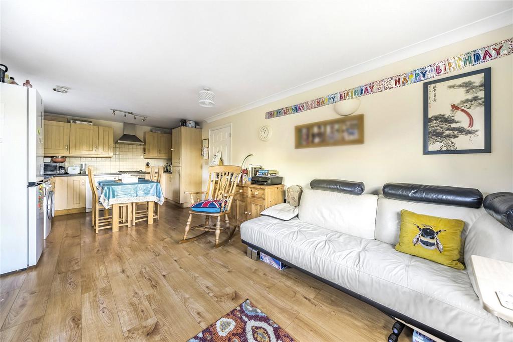 Walton On Thames, Surrey, KT12 2 bed flat for sale £270,000