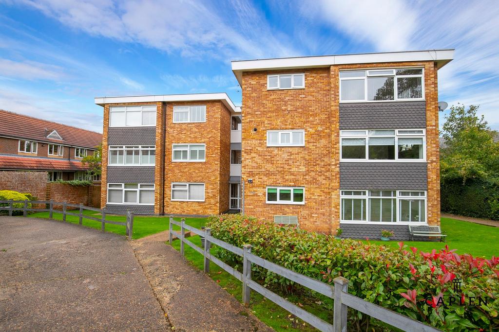 Cedar Close, Buckhurst Hill, IG9 2 bed property £1,795 pcm (£414 pw)