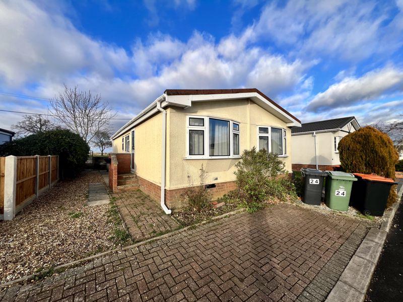 Woodside Park Homes, Luton 2 bed park home for sale £160,000