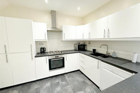 6 bedroom terraced house to rent, Holly Avenue, Jesmond, Newcastle Upon Tyne