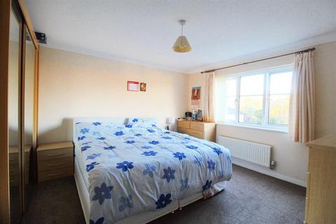 4 bedroom detached house for sale, Mason Court, Crosland Hill, Huddersfield, HD4 5NE