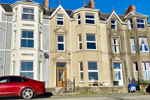 undefined, Y Maes, Criccieth