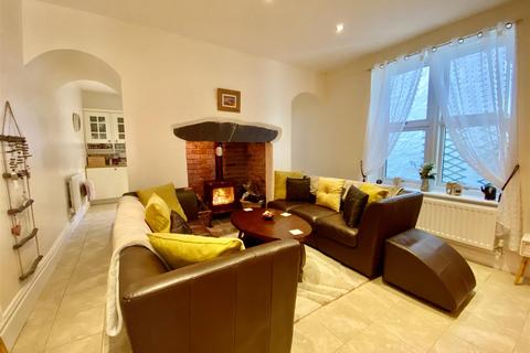 undefined, Y Maes, Criccieth