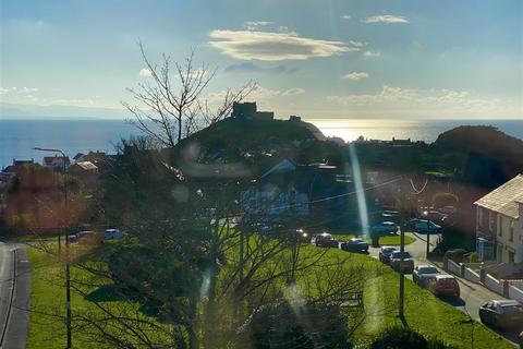undefined, Y Maes, Criccieth