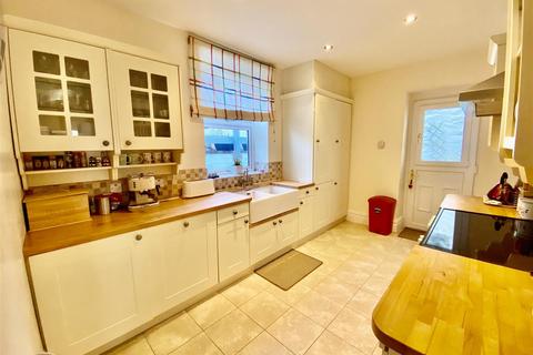 undefined, Y Maes, Criccieth