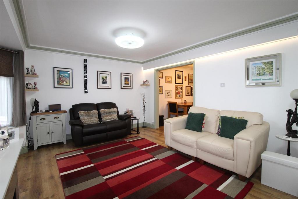 Marian Avenue, Minster On Sea, Sheerness 3 bed semidetached house for
