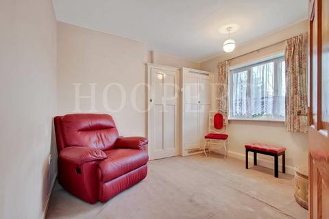 18 Springfield Mount, London, NW9 0SL