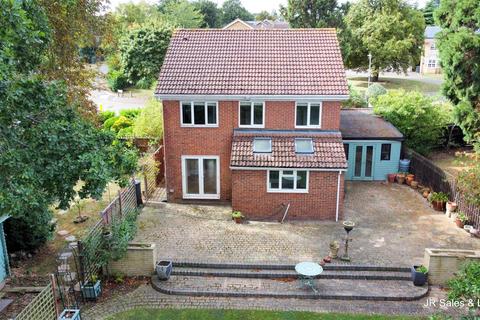 4 bedroom detached house for sale, Caldecot Avenue, Goffs Oak