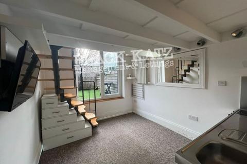 Studio to rent, SW11