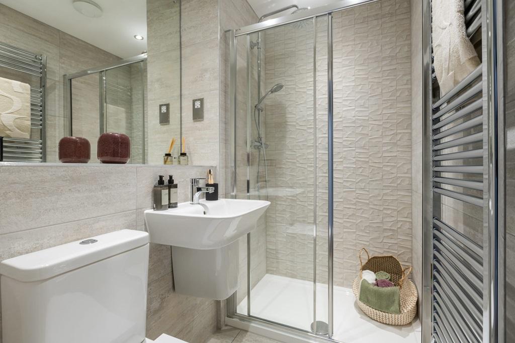 The main bedroom boasts an en suite shower room