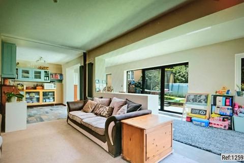 2 Lloyd Avenue, Coulsdon, CR5 2QS