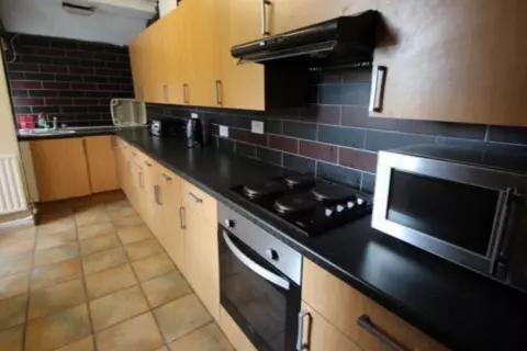 6 bedroom house to rent – pohled 2