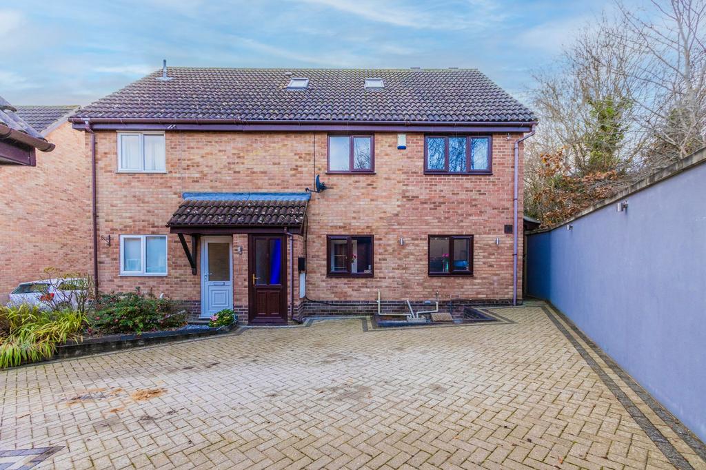 Lindford Drive, Norwich, NR4 4 bed semidetached house for sale £400,000