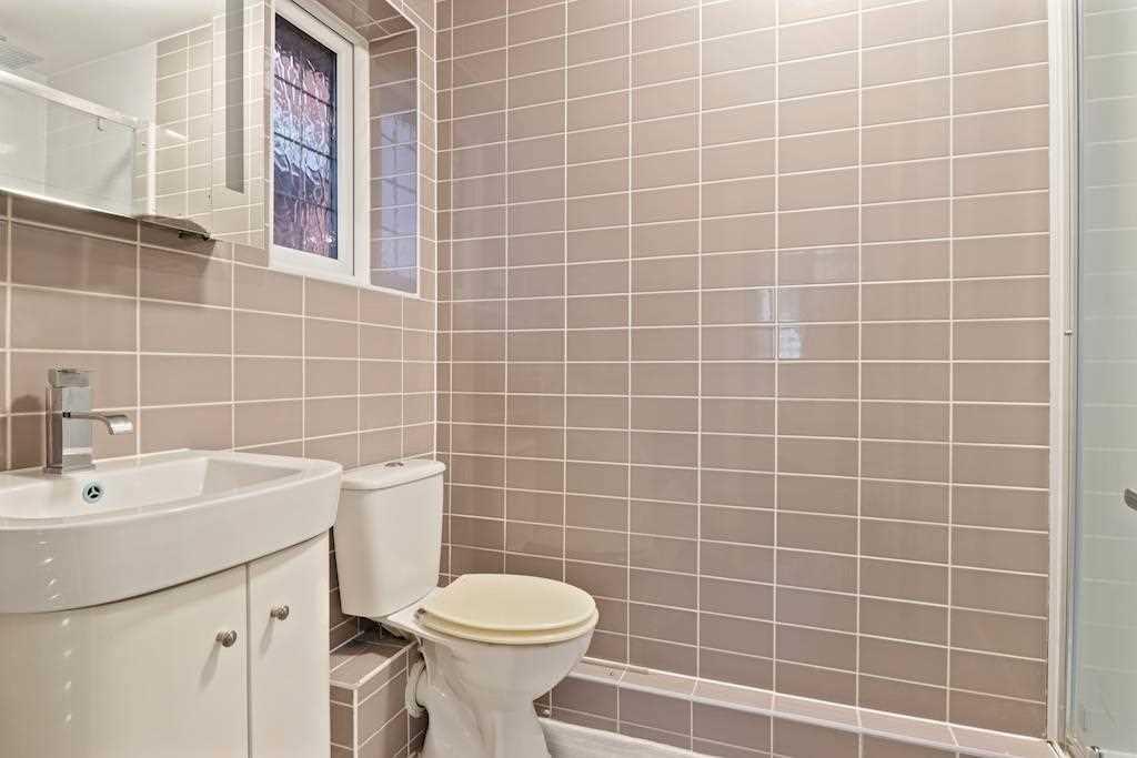 En-suite shower