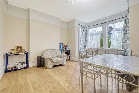 4 bedroom semi-detached house for sale - Clarendon Gardens, Ilford, London, IG1 3JN