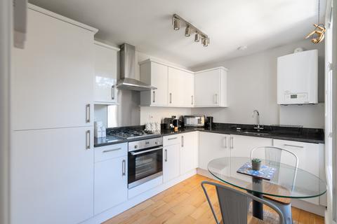 2 bedroom flat to rent,  Kempsford Gardens, London SW5