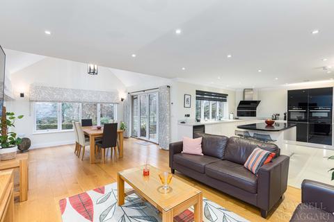 Chase House Eden Vale, Dormans Park, East Grinstead, RH19 2LT