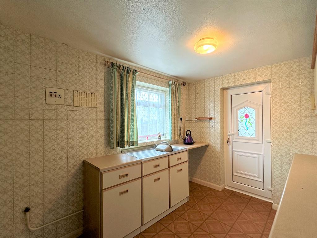 Willowfield Drive, Kidderminster, Worcestershire, DY11 3 bed semi