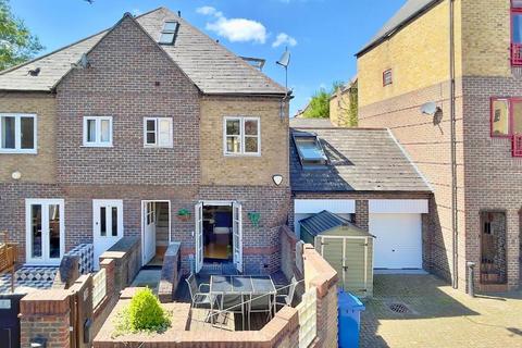 2 bedroom detached house to rent, Trafalgar Close, London, SE16 7RL