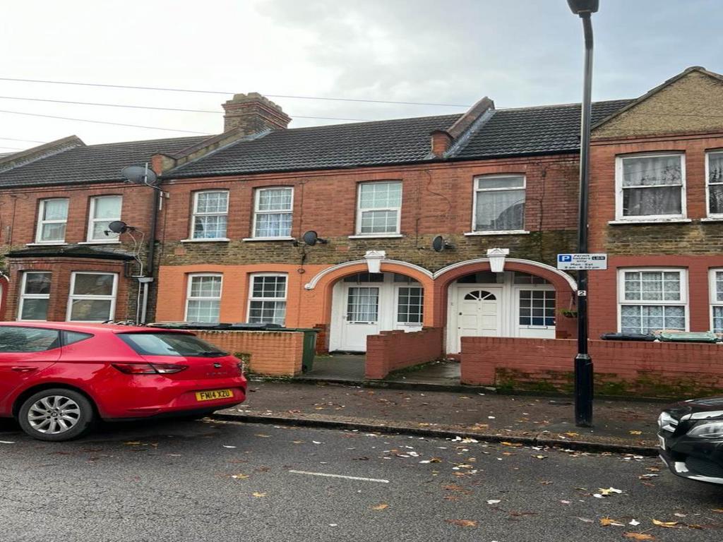 Bloxhall Road, Leyton, London Studio £1,100 pcm (£254 pw)