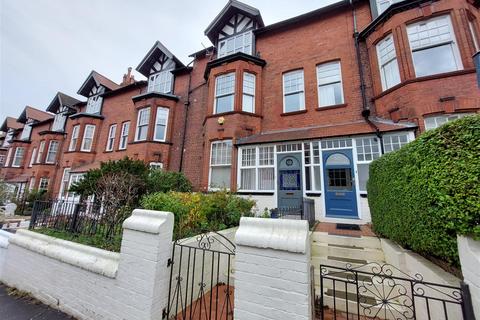 6 bedroom terraced house for sale, West Street, Scarborough