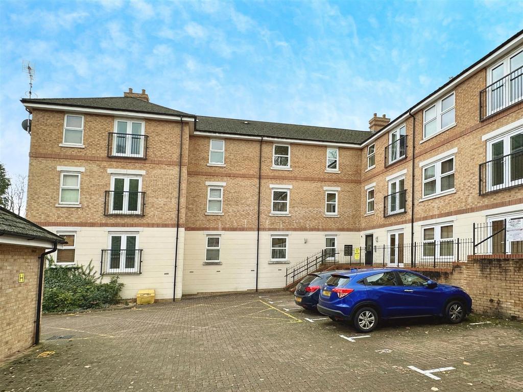 Adrian Close, Hemel Hempstead HP1 2 bed apartment £1,300 pcm (£300 pw)