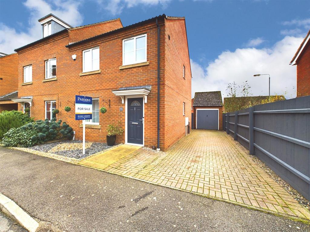 Swan Road, Dereham 3 bed semidetached house for sale £270,000