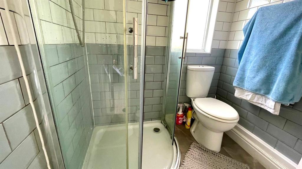 Modern shower en suite