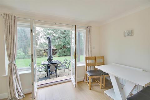 12 Village Park Close, Enfield, EN1 2SG