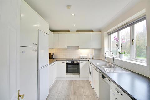 12 Village Park Close, Enfield, EN1 2SG