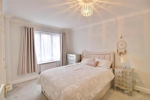 12 Village Park Close, Enfield, EN1 2SG