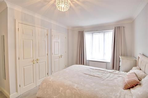 12 Village Park Close, Enfield, EN1 2SG