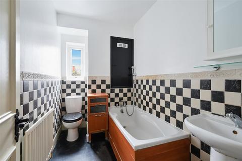 Top Floor Flat, 3 Randolph Road, Epsom, KT17 4LA