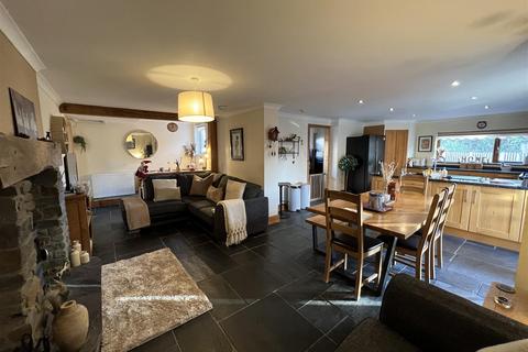 4 bedroom property with land for sale - Heol Capel Ifan, Pontyberem