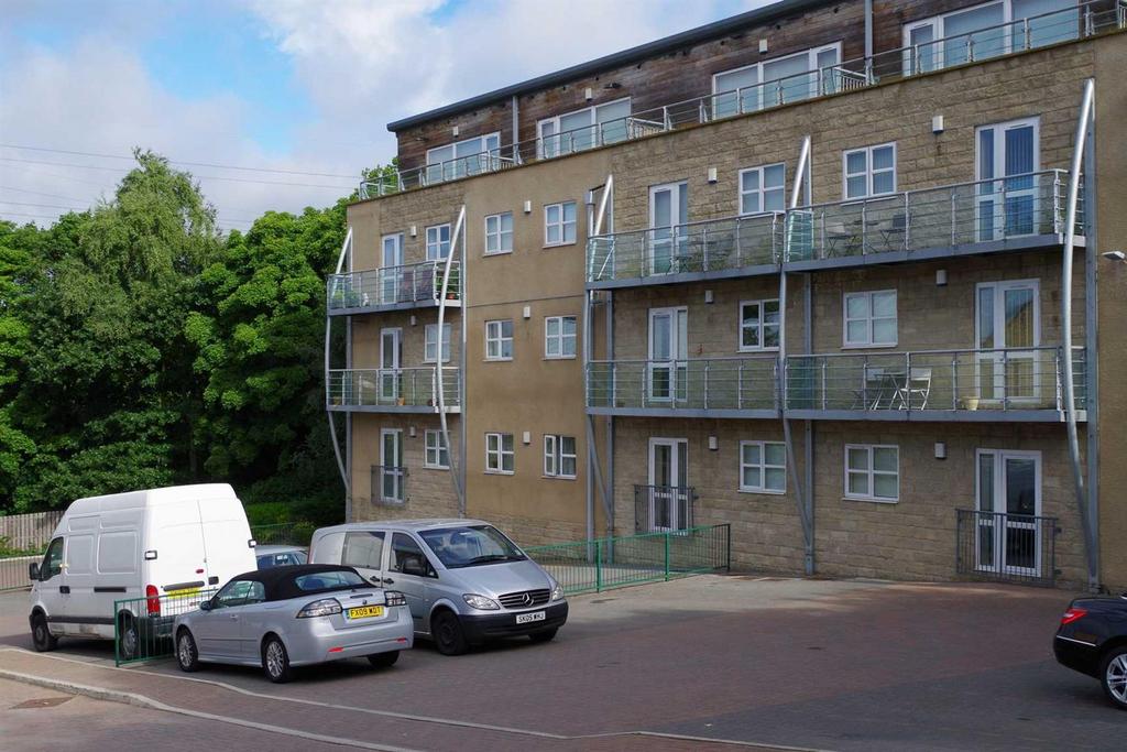 Brackendale Court, Thackley 2 bed apartment to rent £600 pcm (£138 pw)