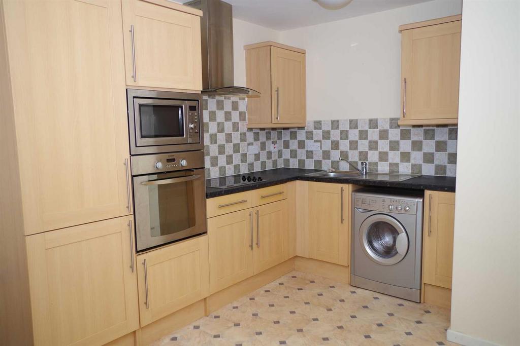 Brackendale Court, Thackley 2 bed apartment £600 pcm (£138 pw)