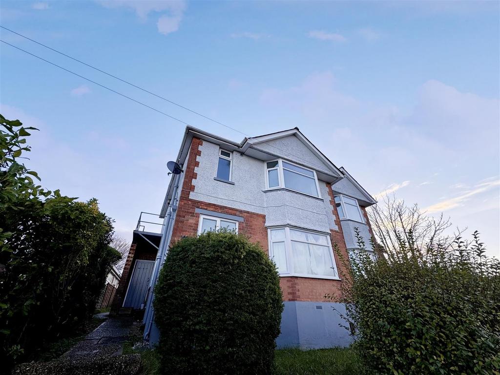Douglas Road, Poole, Parkstone 2 bed flat to rent £1,250 pcm (£288 pw)