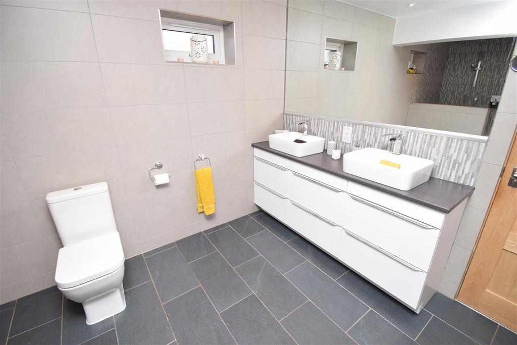 Bedroom one en suite bathroom (2).jpg