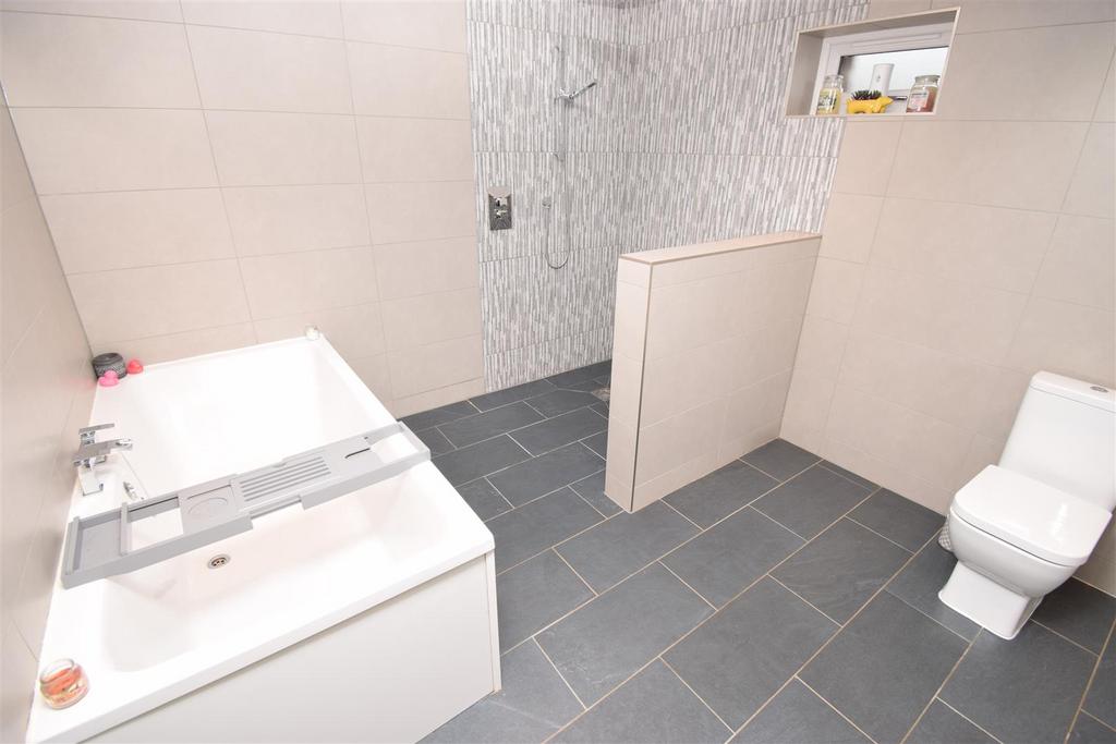 Bedroom one en suite bathroom.jpg