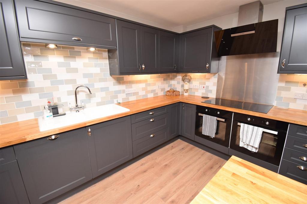 Kitchen 2.jpg