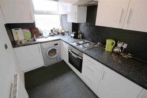 4 bedroom house to rent, Chestnut Avenue, Hyde Park, Leeds