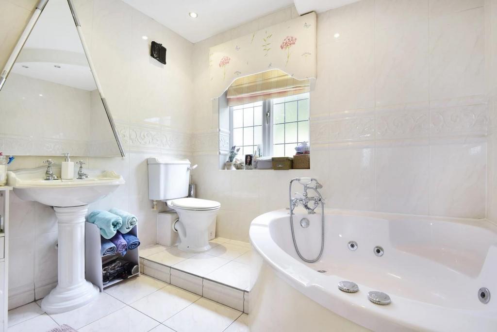 24 TRI BATH.jpeg