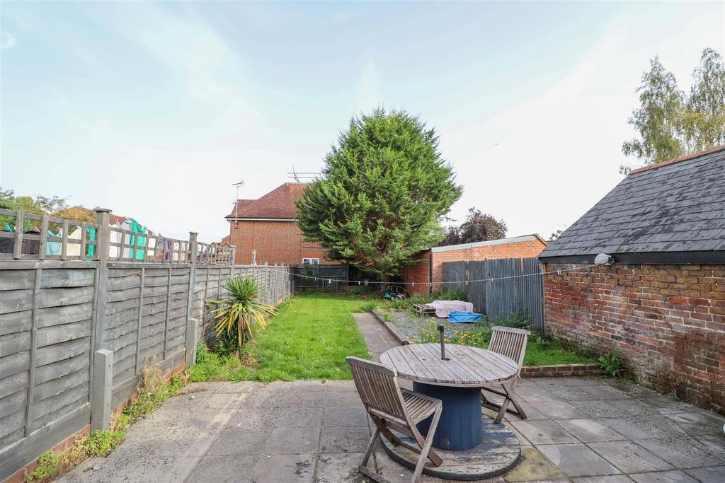 Badshot Lea Road, Farnham GU9 3 bed terraced house for sale £275,000