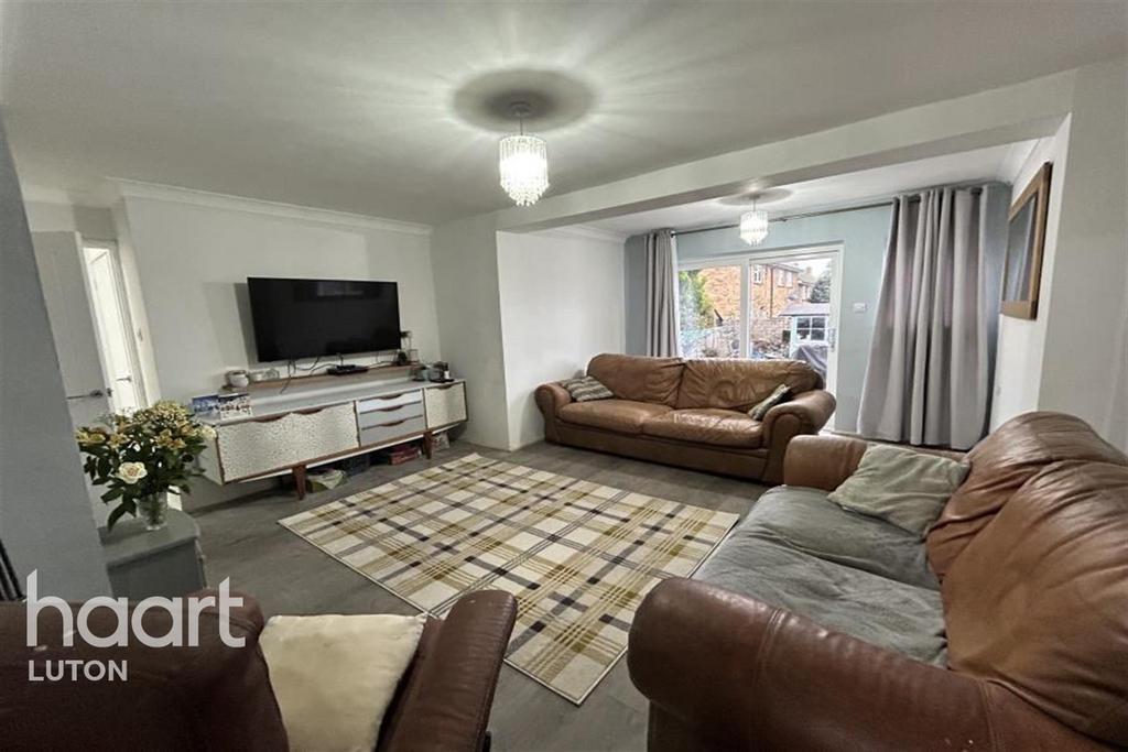Warwick Road, Stevenage 3 bed terraced house £1,800 pcm (£415 pw)