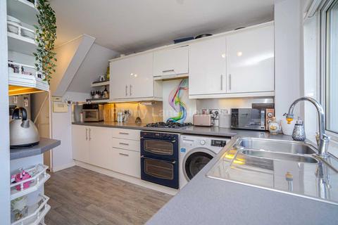33 Meadside Avenue, Kilbarchan, Johnstone, PA10 2LA